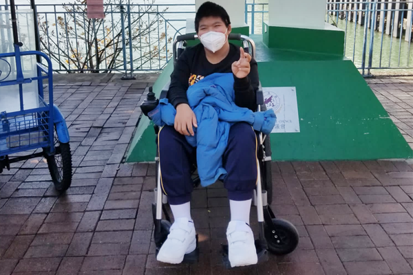  受助人子健與家人到長洲